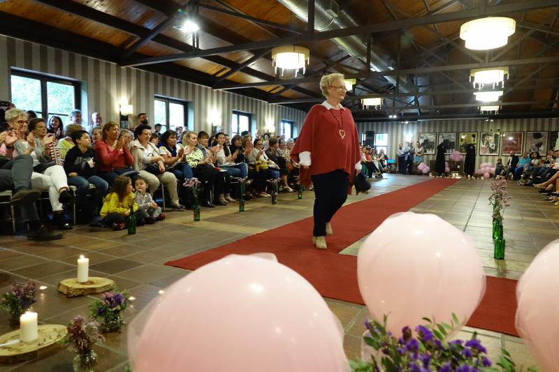 Unas 400 personas han asistido al desfile solidario contra el cáncer de mama organizado por las mujeres del colectivo Rosa Palo en Cangas de Onís. Los fondos recaudadados se destinarán a la investigación del Instituto Oncológico.