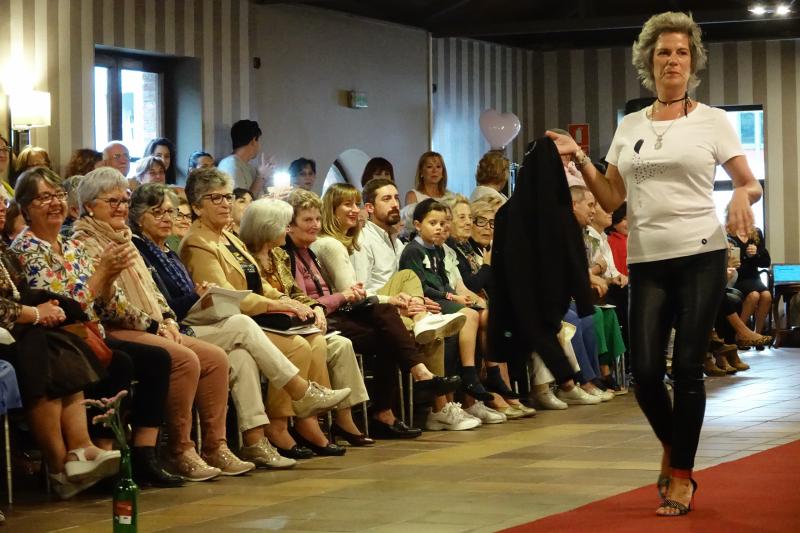 Unas 400 personas han asistido al desfile solidario contra el cáncer de mama organizado por las mujeres del colectivo Rosa Palo en Cangas de Onís. Los fondos recaudadados se destinarán a la investigación del Instituto Oncológico.
