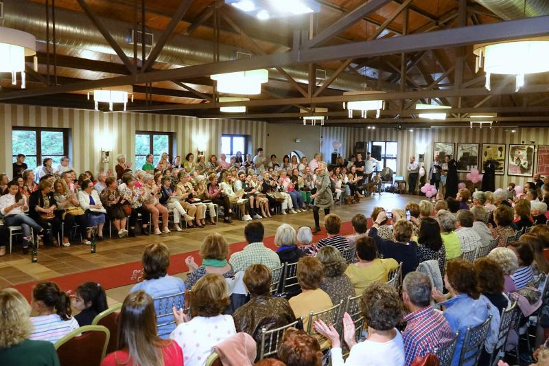 Unas 400 personas han asistido al desfile solidario contra el cáncer de mama organizado por las mujeres del colectivo Rosa Palo en Cangas de Onís. Los fondos recaudadados se destinarán a la investigación del Instituto Oncológico.