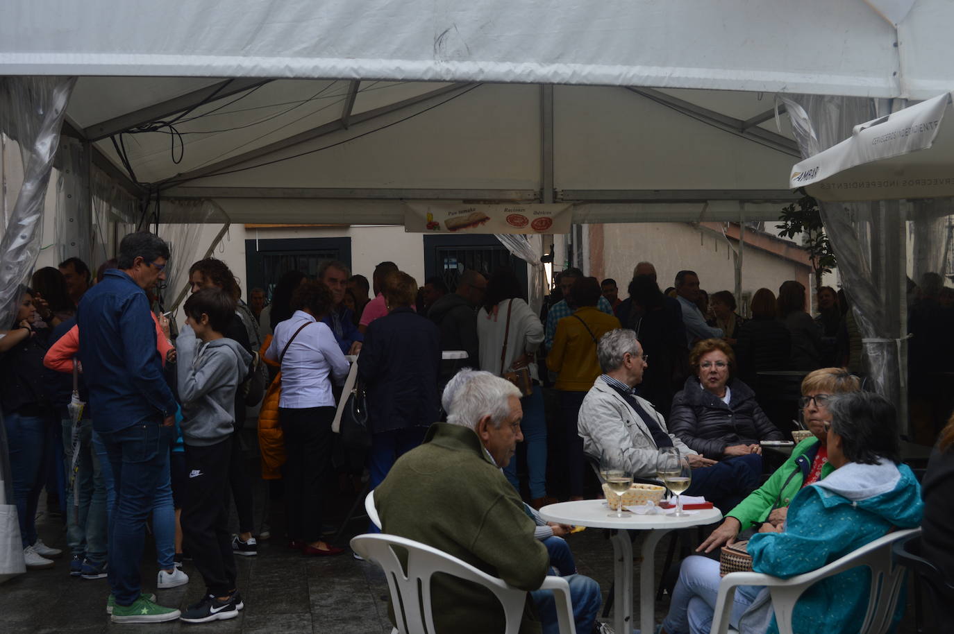 Cangas del Narcea despide la decimoctava edición de la Fiesta de la Vendimia. La organización califica el festejo de «éxito rotundo». Esta mañana se entregaron las distinciones de la DOP Vino de Cangas. El 'Artesano Mayor' reconoció, a título póstumo, al viticultor cangués, César Gutiérrez. El crítico gastronómico Eufrasio Sánchez fue distinguido con la 'Uva Verde' y el empresario Benjamín Alba , con la 'Uva Madura'.
