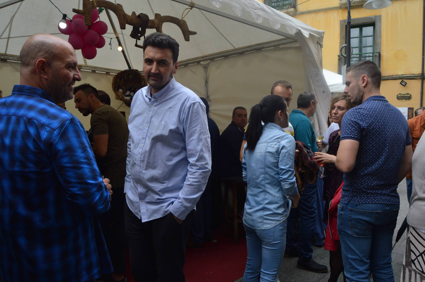Cangas del Narcea despide la decimoctava edición de la Fiesta de la Vendimia. La organización califica el festejo de «éxito rotundo». Esta mañana se entregaron las distinciones de la DOP Vino de Cangas. El 'Artesano Mayor' reconoció, a título póstumo, al viticultor cangués, César Gutiérrez. El crítico gastronómico Eufrasio Sánchez fue distinguido con la 'Uva Verde' y el empresario Benjamín Alba , con la 'Uva Madura'.