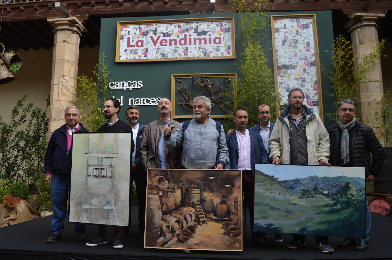 Cangas del Narcea despide la decimoctava edición de la Fiesta de la Vendimia. La organización califica el festejo de «éxito rotundo». Esta mañana se entregaron las distinciones de la DOP Vino de Cangas. El 'Artesano Mayor' reconoció, a título póstumo, al viticultor cangués, César Gutiérrez. El crítico gastronómico Eufrasio Sánchez fue distinguido con la 'Uva Verde' y el empresario Benjamín Alba , con la 'Uva Madura'.