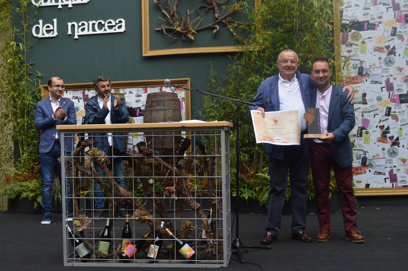 Cangas del Narcea despide la decimoctava edición de la Fiesta de la Vendimia. La organización califica el festejo de «éxito rotundo». Esta mañana se entregaron las distinciones de la DOP Vino de Cangas. El 'Artesano Mayor' reconoció, a título póstumo, al viticultor cangués, César Gutiérrez. El crítico gastronómico Eufrasio Sánchez fue distinguido con la 'Uva Verde' y el empresario Benjamín Alba , con la 'Uva Madura'.