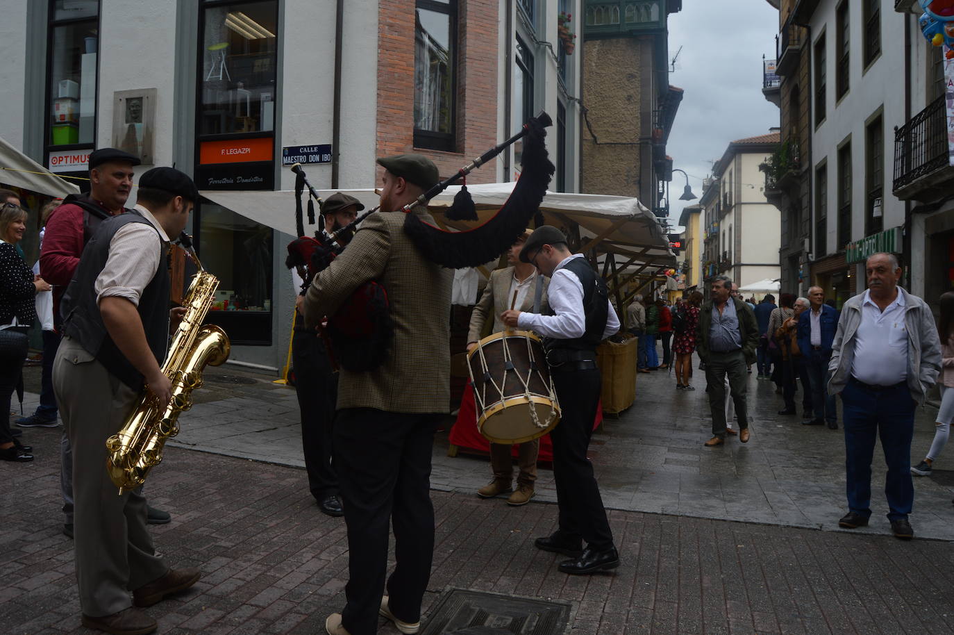 Cangas del Narcea despide la decimoctava edición de la Fiesta de la Vendimia. La organización califica el festejo de «éxito rotundo». Esta mañana se entregaron las distinciones de la DOP Vino de Cangas. El 'Artesano Mayor' reconoció, a título póstumo, al viticultor cangués, César Gutiérrez. El crítico gastronómico Eufrasio Sánchez fue distinguido con la 'Uva Verde' y el empresario Benjamín Alba , con la 'Uva Madura'.