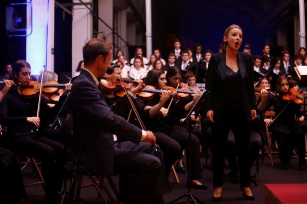 Concierto en homenaje a la ciudad polaca de Gdansk en la fábrica de armas.