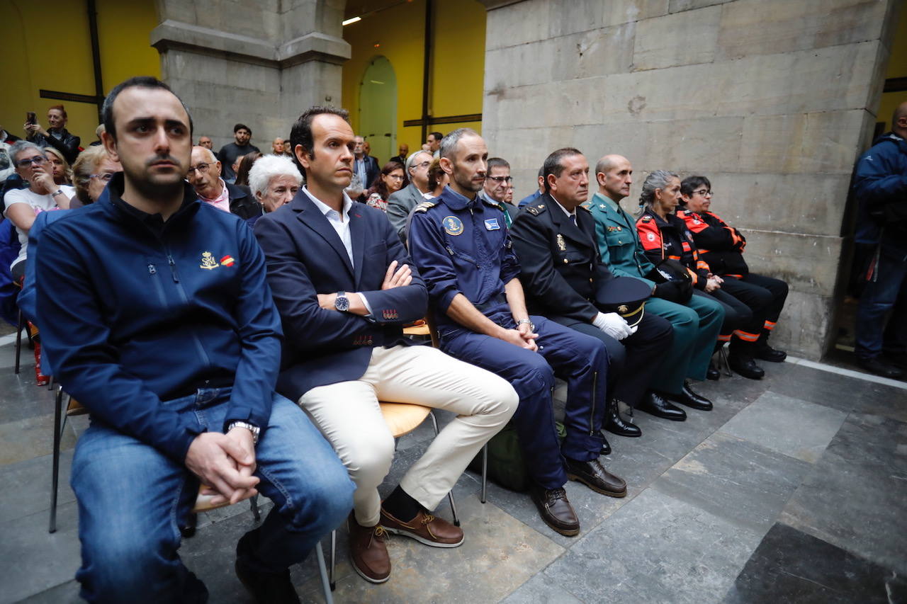 En el acto conmemorativo celebrado en el Antiguo Instituto se ha dinstiguido a los agentes más destacados y a las instituciones que han colaborado con el cuerpo. 