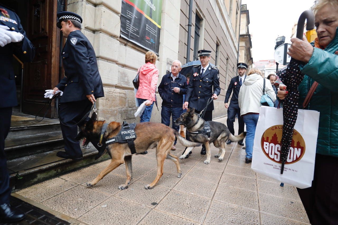 En el acto conmemorativo celebrado en el Antiguo Instituto se ha dinstiguido a los agentes más destacados y a las instituciones que han colaborado con el cuerpo. 
