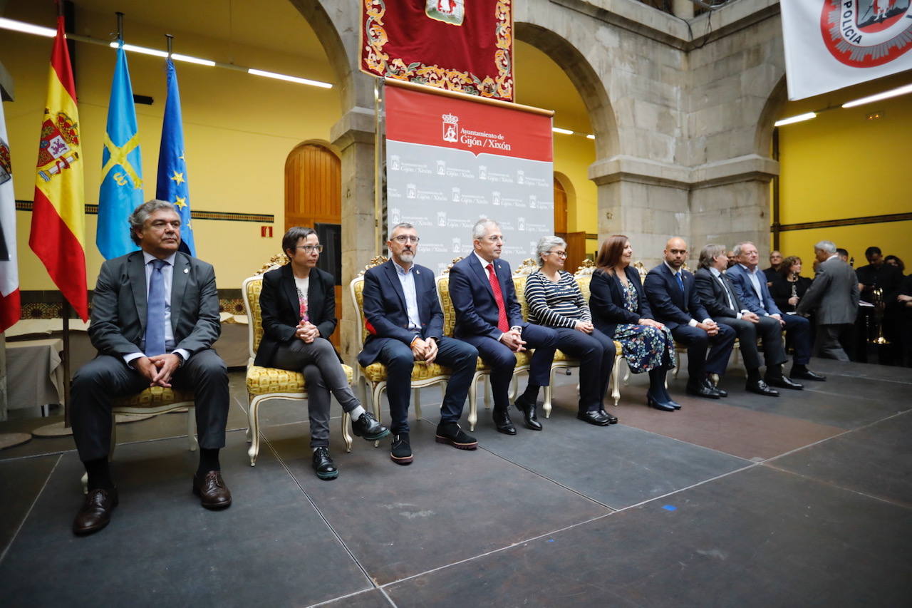 En el acto conmemorativo celebrado en el Antiguo Instituto se ha dinstiguido a los agentes más destacados y a las instituciones que han colaborado con el cuerpo. 