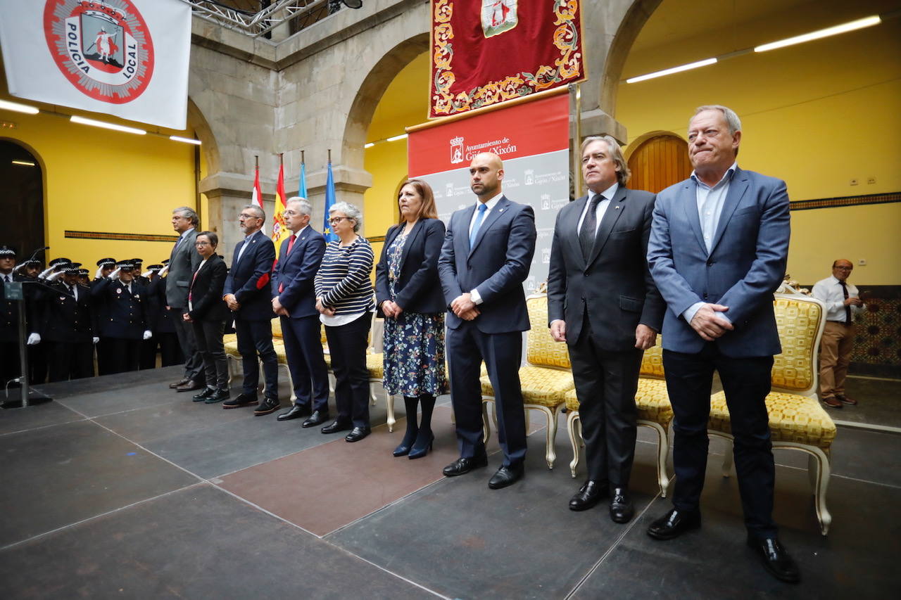 En el acto conmemorativo celebrado en el Antiguo Instituto se ha dinstiguido a los agentes más destacados y a las instituciones que han colaborado con el cuerpo. 
