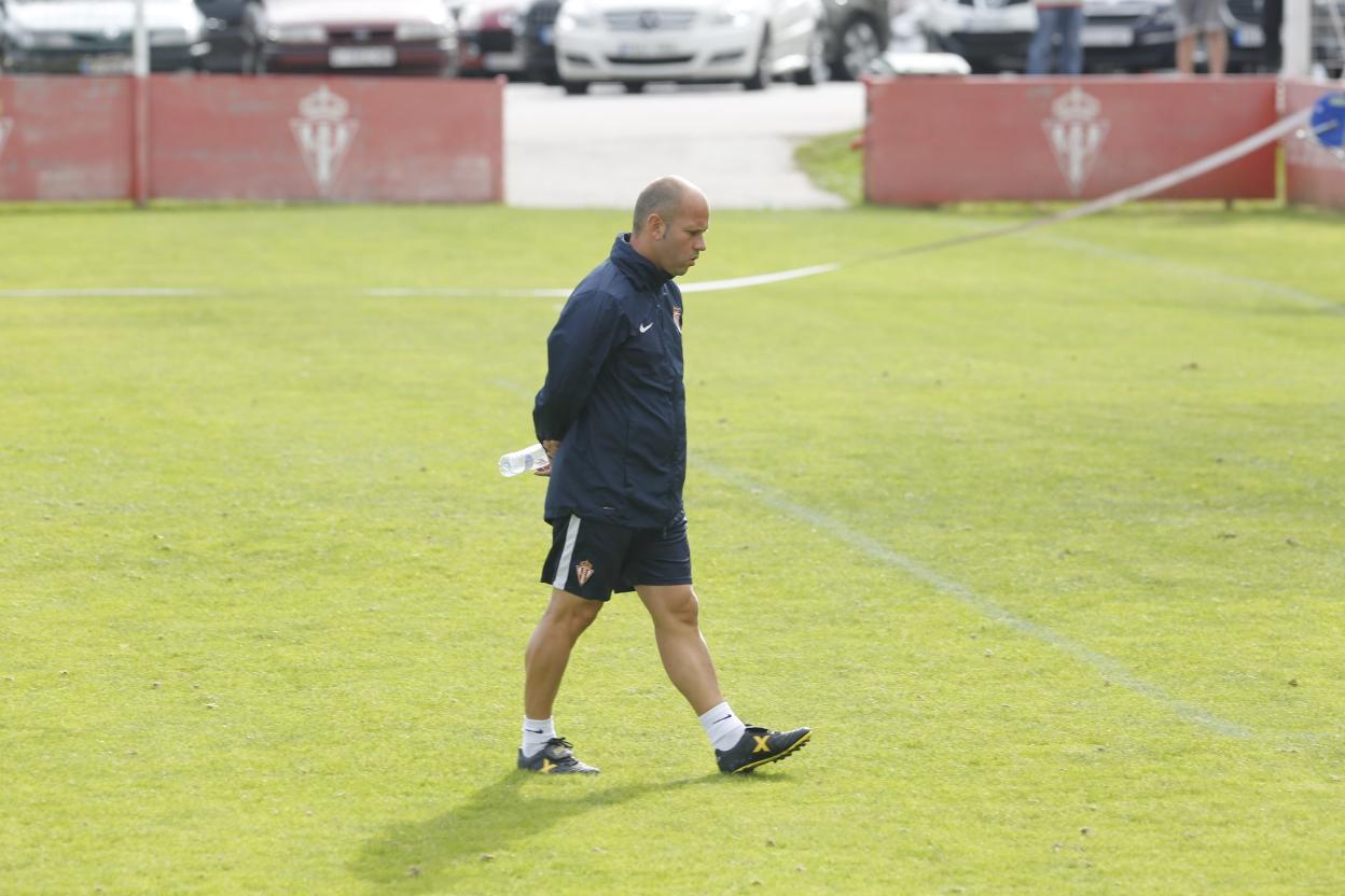 José Alberto López camina, pensativo, ayer por el campo número 2 de Mareo. 