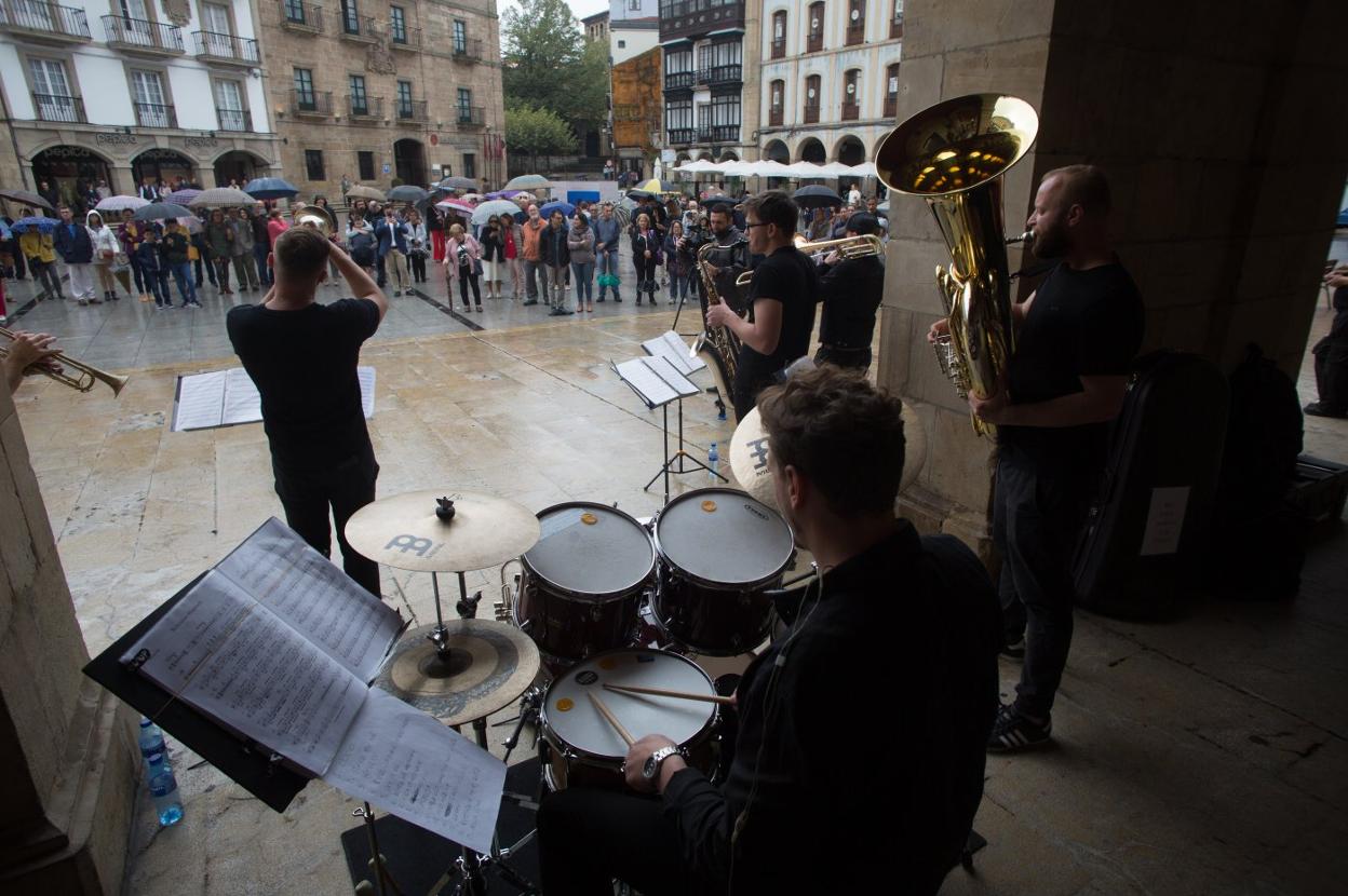 La actuación en la plaza de España. :: OMAR ANTUÑA