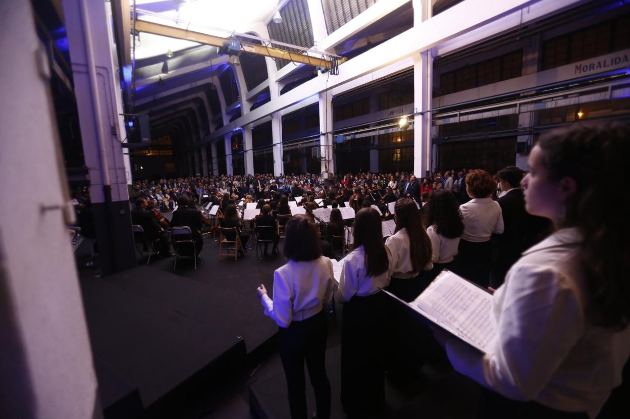 El Coro y el Joven Coro de la Fundación, con la orquesta de la Universidad, ofrecieron un aplaudidísimo concierto en la Fábrica de Armas de la Vega. :: PABLO LORENZANA