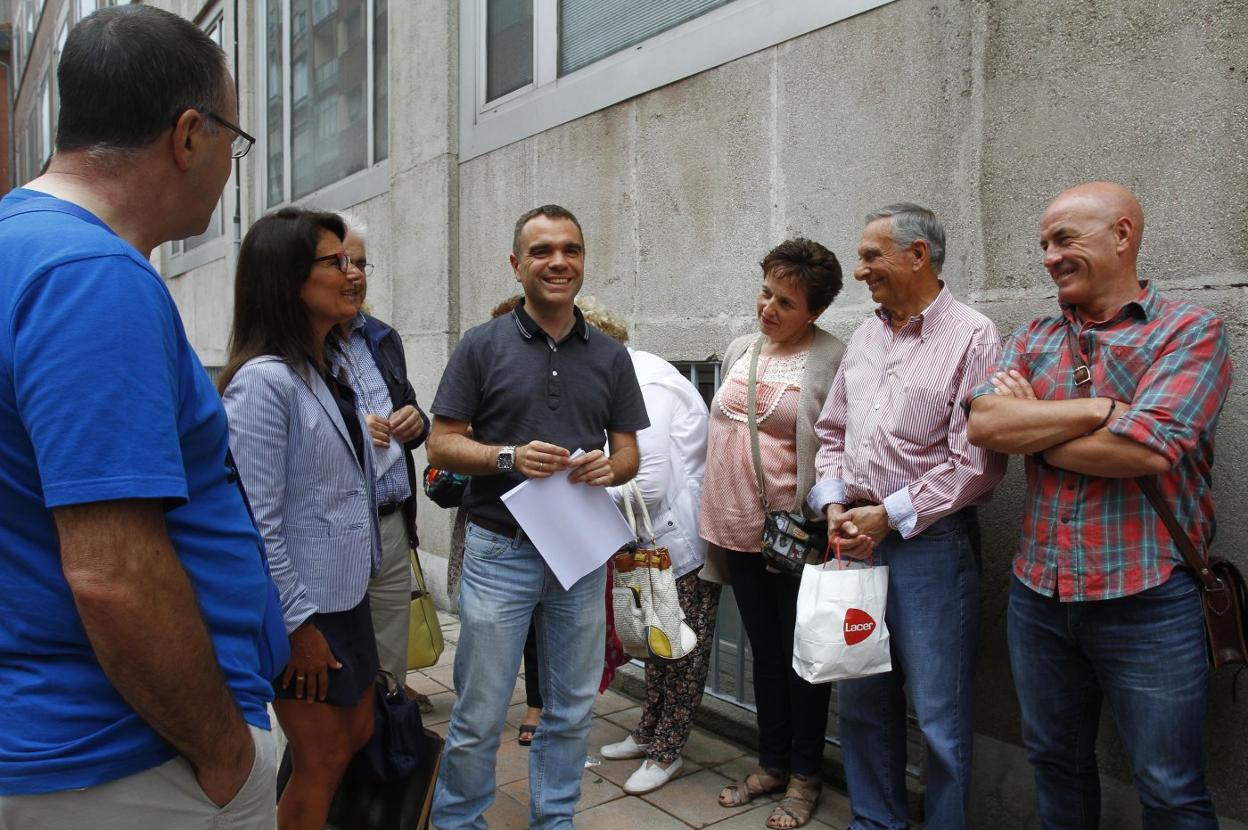 El alcalde con los vecinos el día que se presentó la denuncia. 