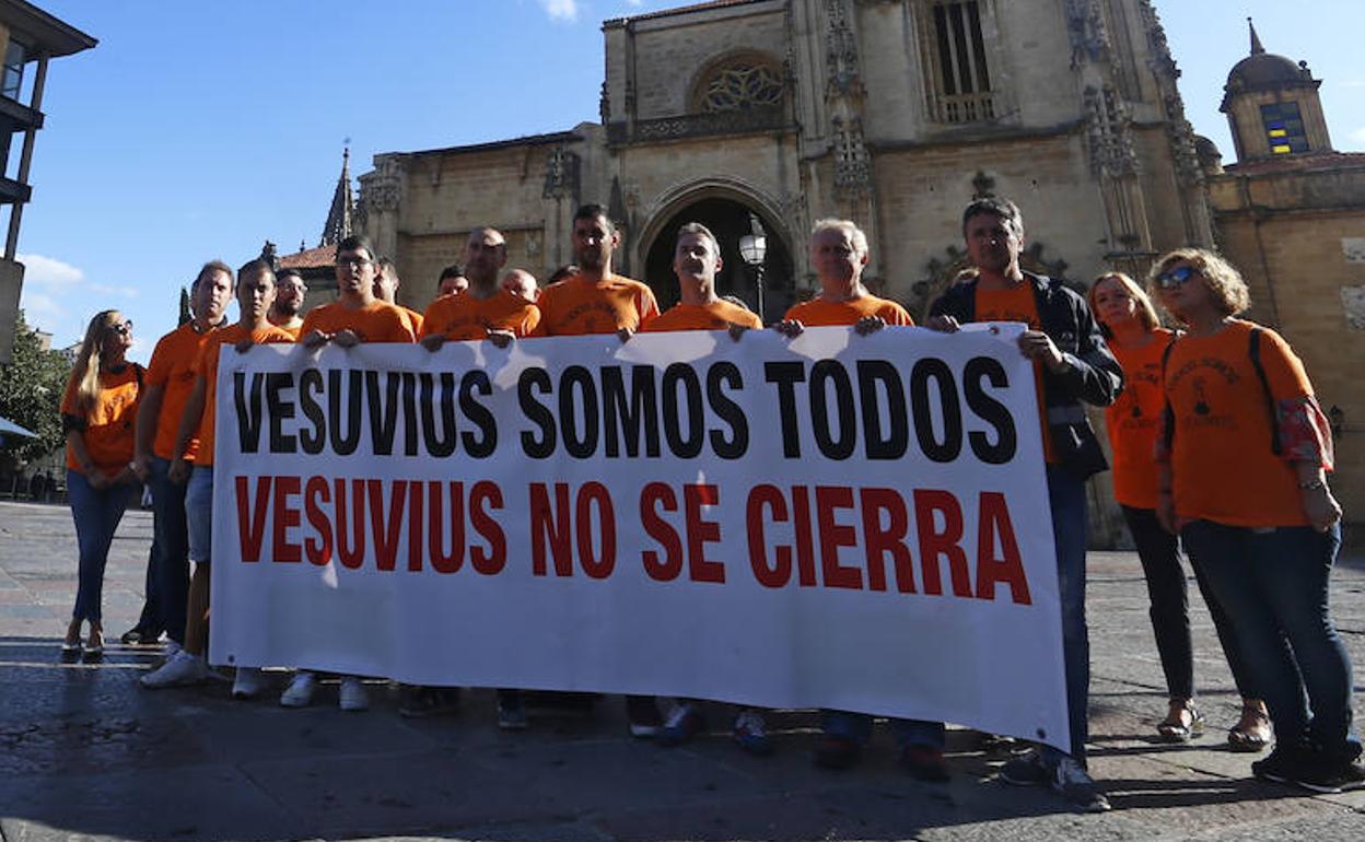 Trabajadores de la planta de Vesuvius en Langreo exigen con una pancarta en la plaza de la catedral de Oviedo la paralización del cierre de la empresa.