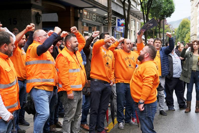 Trabajadores de Vesuvius se han concentrado frente a la sede del Sasec, donde se ha reunido la mesa de negociacion para abordar la aplicación del ERE que amenaza el empleo de 111 personas y el futuro de la planta de Langreo.