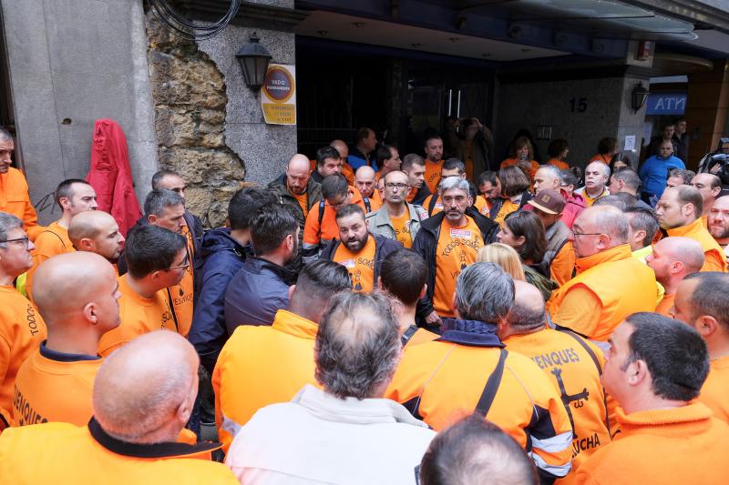 Trabajadores de Vesuvius se han concentrado frente a la sede del Sasec, donde se ha reunido la mesa de negociacion para abordar la aplicación del ERE que amenaza el empleo de 111 personas y el futuro de la planta de Langreo.
