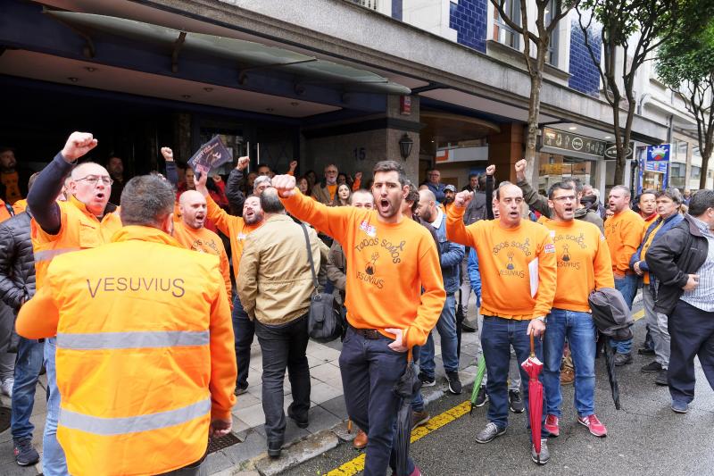 Trabajadores de Vesuvius se han concentrado frente a la sede del Sasec, donde se ha reunido la mesa de negociacion para abordar la aplicación del ERE que amenaza el empleo de 111 personas y el futuro de la planta de Langreo.