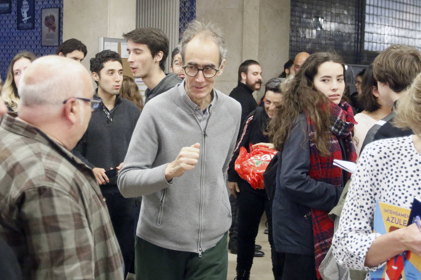 La Escuela Superior de Arte Dramático de Asturias, en Gijón, ha acogido este martes una masterclass de uno de los discípulos españoles de Peter Brook, César Sarachu. Este lunes hacía lo propio el actor Antonio Gil a alumnos de Arte Dramático.