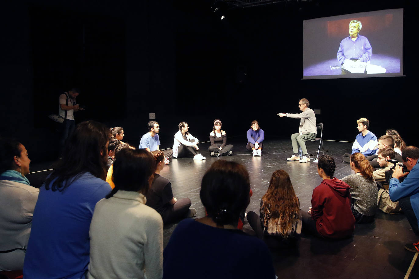 La Escuela Superior de Arte Dramático de Asturias, en Gijón, ha acogido este martes una masterclass de uno de los discípulos españoles de Peter Brook, César Sarachu. Este lunes hacía lo propio el actor Antonio Gil a alumnos de Arte Dramático.