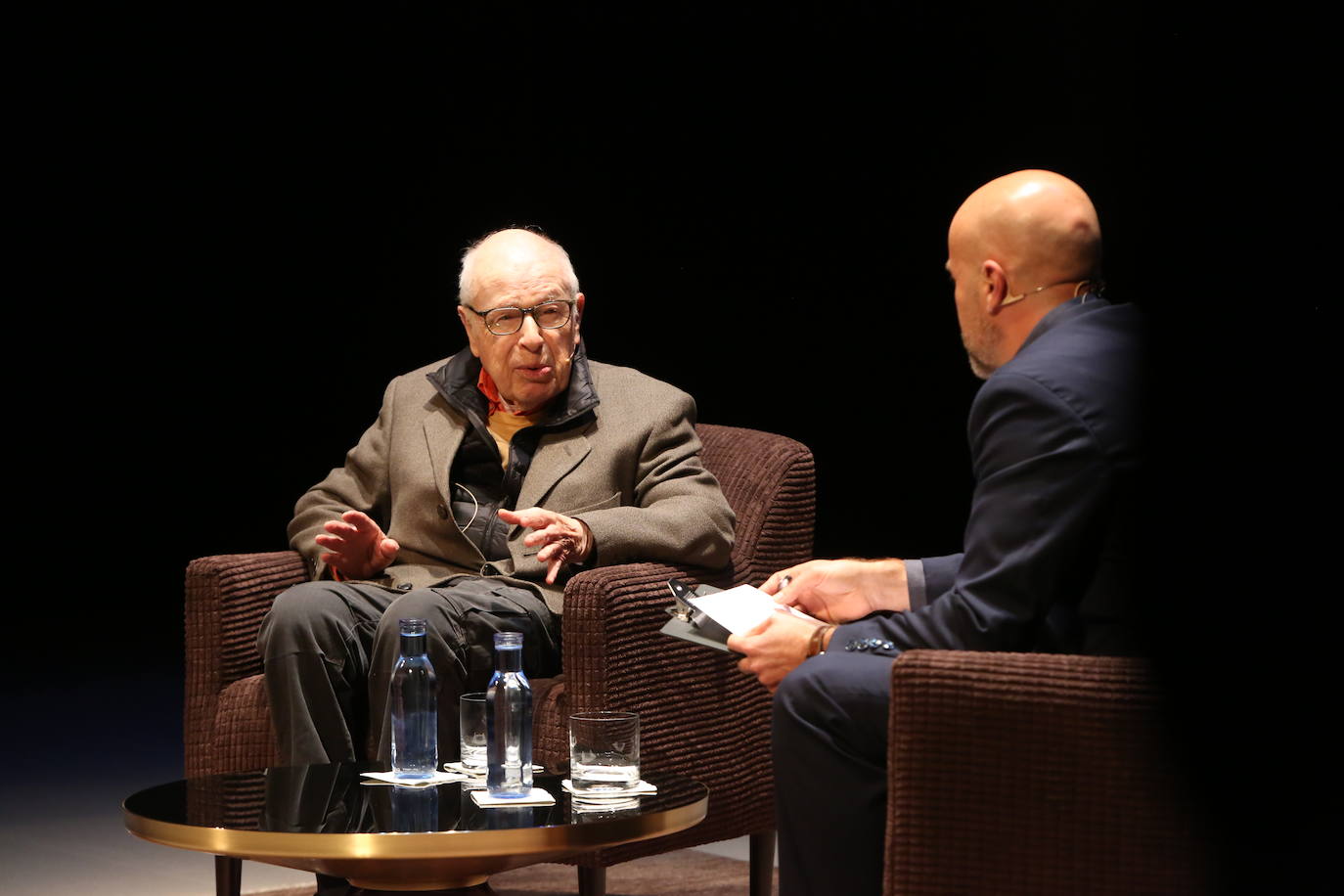Considerado como el mejor director teatral del siglo XX, Peter Brook ha compartido un encuentro con el público en un acto moderado por el actor Antonio Gil, que se ha desarrollado en el Teatro Palacio Valdés de Avilés.