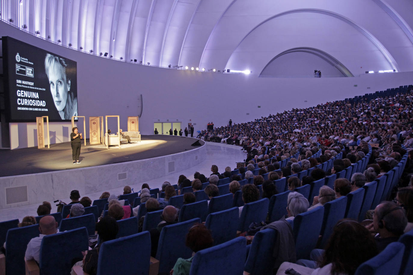 La ensayista ha sido la protagonista de un acto celebrado en el Palacio de Congresos de Oviedo al que acudieron unas 1.700 personas. 