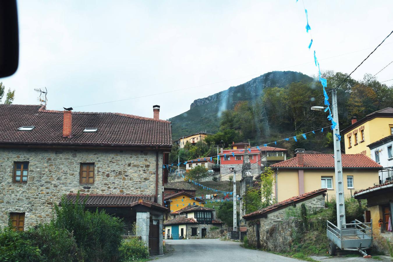 La ruta de las Brañas de Vicenturio y Cueiro es una ruta circular que nos conducirá por las grandes praderías en las que tradicionalmente los pastores dejaban el ganado durante todo el verano. Pasearemos por esta ruta foto a foto y por las partes más destacadas de su recorrido.