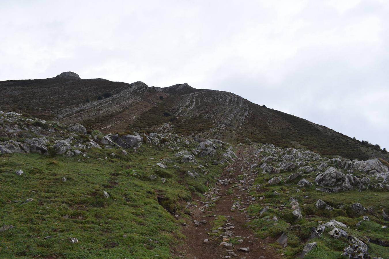 La ruta de las Brañas de Vicenturio y Cueiro es una ruta circular que nos conducirá por las grandes praderías en las que tradicionalmente los pastores dejaban el ganado durante todo el verano. Pasearemos por esta ruta foto a foto y por las partes más destacadas de su recorrido.