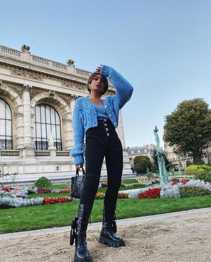 Madame de Rosa este otoño ha apostado por dar protagonismo a las chaquetas de punto, como esta que ha lucido en versión cropped con jeans de tiro alto negros y botas militares.