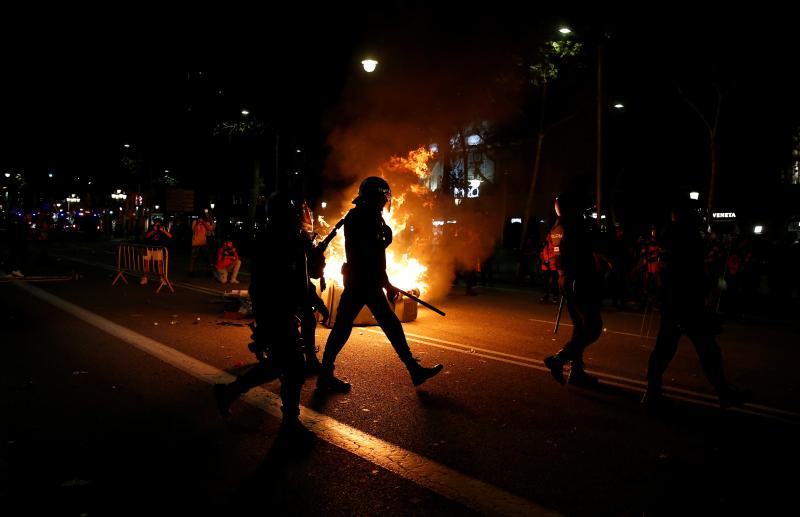 Barricadas de fuego, gritos en favor de la independencia y múltiples objetos en las calles de Barcelona