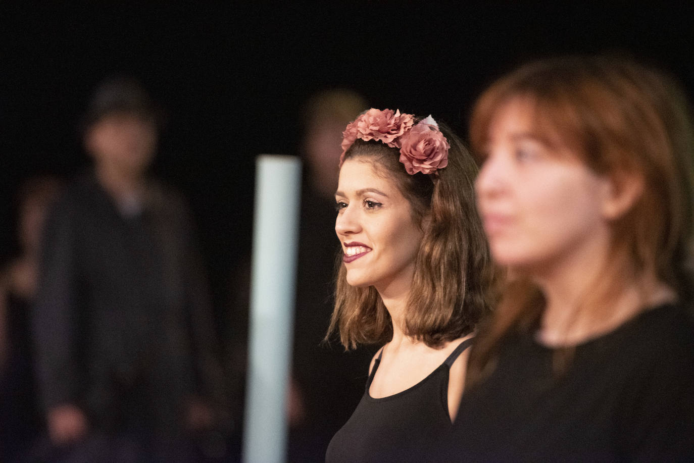 Alumnos de artes escénicas de diferentes puntos de España han ofrecido una representación al Premio Princesa de Asturias de las Artes en la Antigua Fábrica de Armas de Oviedo.