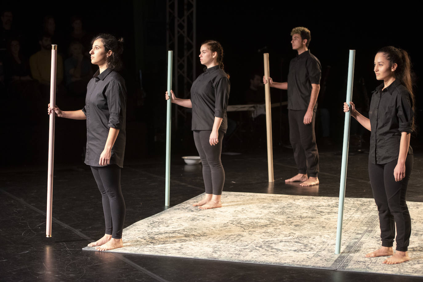 Alumnos de artes escénicas de diferentes puntos de España han ofrecido una representación al Premio Princesa de Asturias de las Artes en la Antigua Fábrica de Armas de Oviedo.