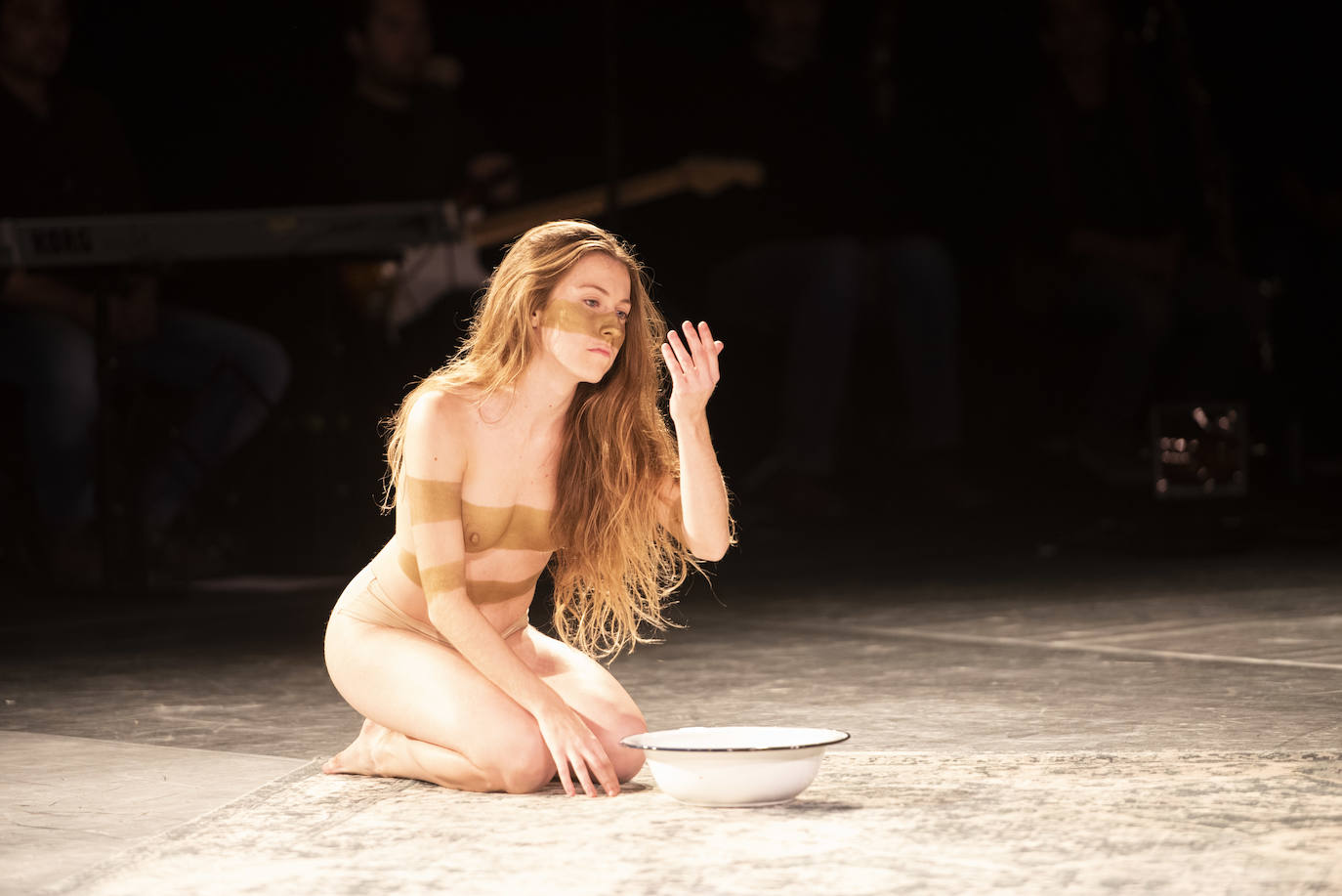 Alumnos de artes escénicas de diferentes puntos de España han ofrecido una representación al Premio Princesa de Asturias de las Artes en la Antigua Fábrica de Armas de Oviedo.