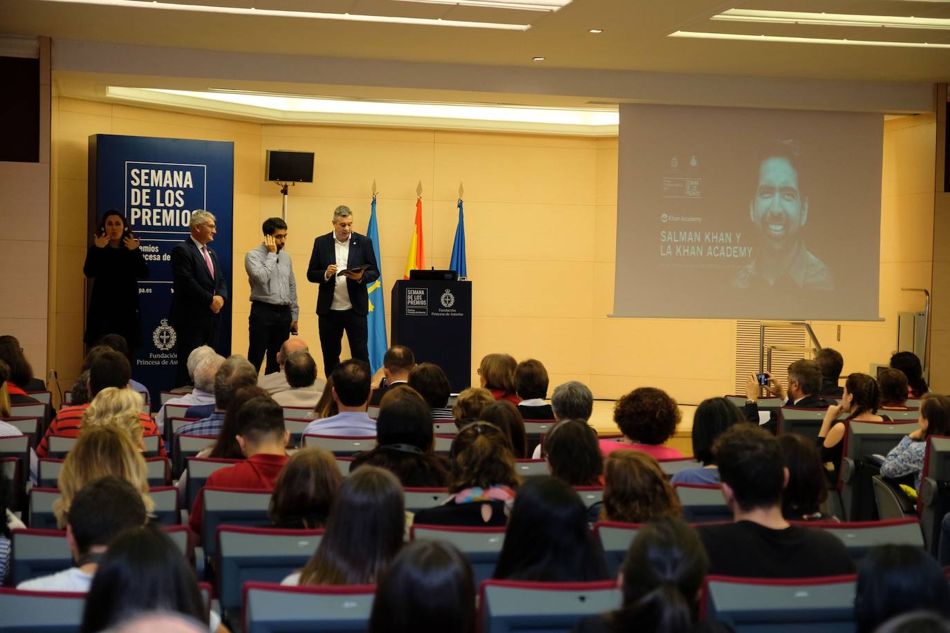 El matemático e ingeniero Salman Khan, Premio Princesa de Asturias de Cooperación Internacional, se ha reunido con alumnos y docentes de magisterio y pedagogía en la Facultad de Formación del Profesorado.