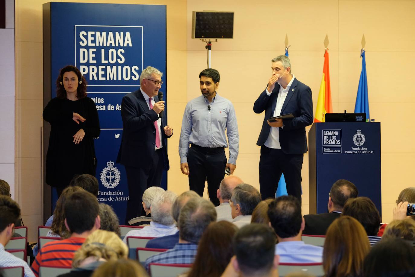 El matemático e ingeniero Salman Khan, Premio Princesa de Asturias de Cooperación Internacional, se ha reunido con alumnos y docentes de magisterio y pedagogía en la Facultad de Formación del Profesorado.