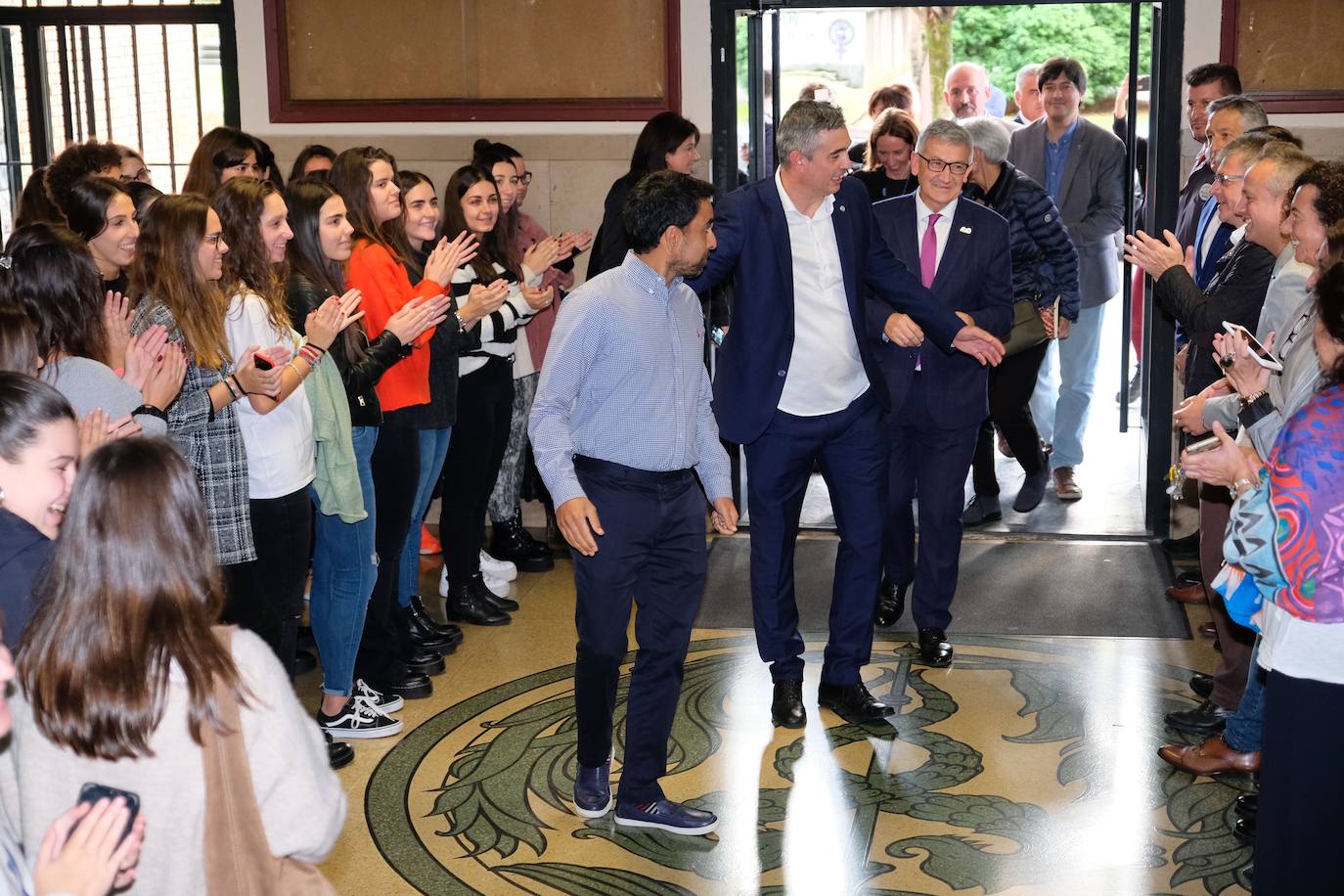 El matemático e ingeniero Salman Khan, Premio Princesa de Asturias de Cooperación Internacional, se ha reunido con alumnos y docentes de magisterio y pedagogía en la Facultad de Formación del Profesorado.