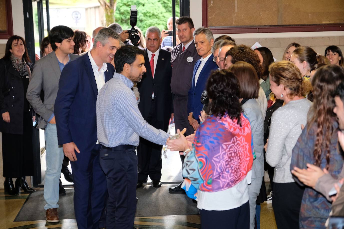 El matemático e ingeniero Salman Khan, Premio Princesa de Asturias de Cooperación Internacional, se ha reunido con alumnos y docentes de magisterio y pedagogía en la Facultad de Formación del Profesorado.