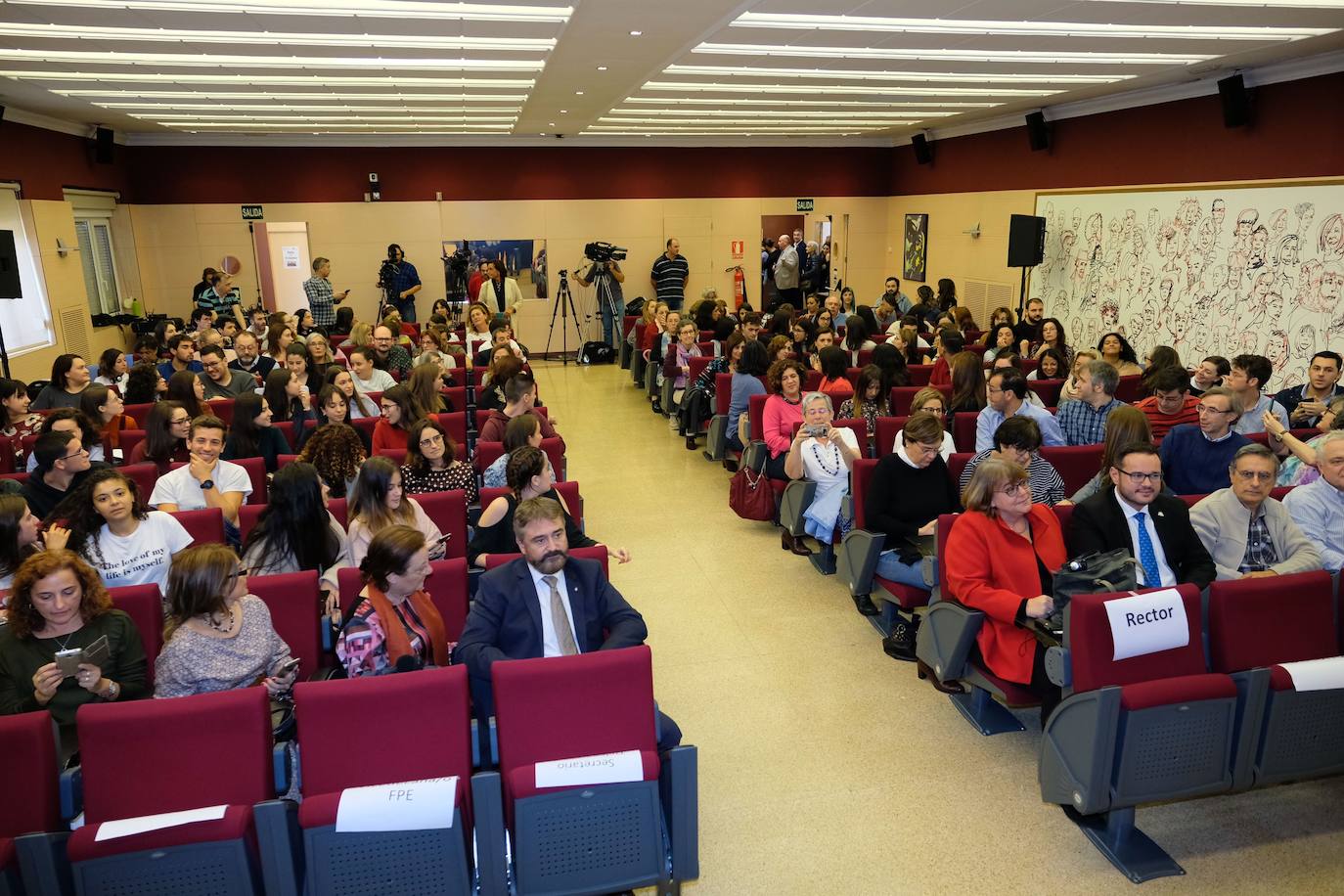 El matemático e ingeniero Salman Khan, Premio Princesa de Asturias de Cooperación Internacional, se ha reunido con alumnos y docentes de magisterio y pedagogía en la Facultad de Formación del Profesorado.