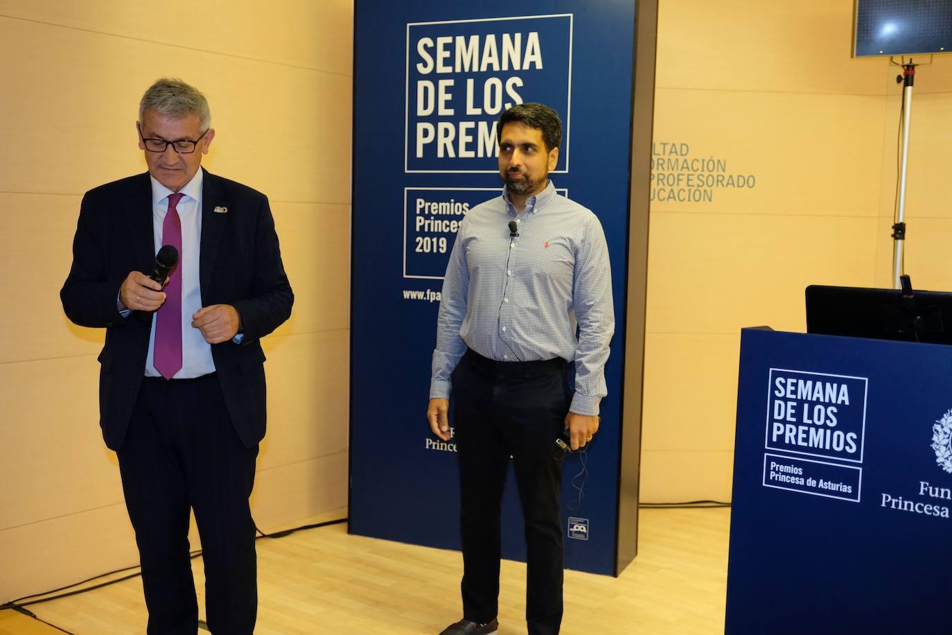 El matemático e ingeniero Salman Khan, Premio Princesa de Asturias de Cooperación Internacional, se ha reunido con alumnos y docentes de magisterio y pedagogía en la Facultad de Formación del Profesorado.