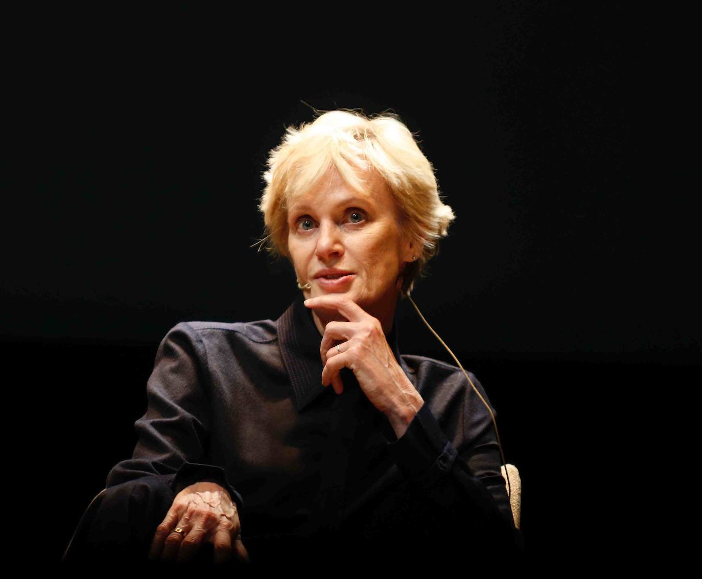 La Premio Princesa de las Letras, la escritora Siri Hustvedt, mantuvo este miércoles un encuentro en el Jovellanos con sus seguidores. 