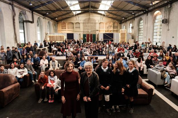 Las premiadas con el galardón a la Investigación Científica y Técnica, junto a los estudiantes que participaron en el encuentro. 