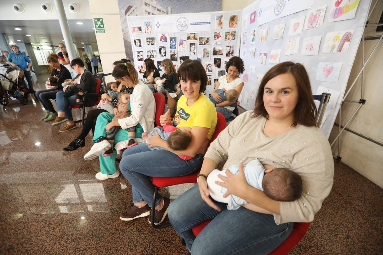 Más de una decena de madres lactantes se reunieron ayer en el hospital. 