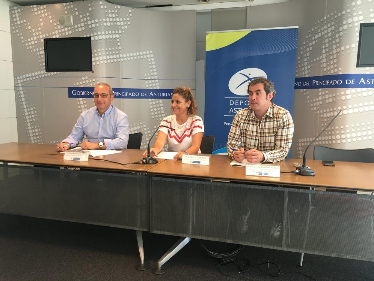 El director de Fuentes de Invierno, Jorge García Fierro; la directora general de Deporte, Beatriz Álvarez Mesa; y el responsable de Pajares, Javier Martínez Iglesias, en la presentación de la Semana Blanca. 