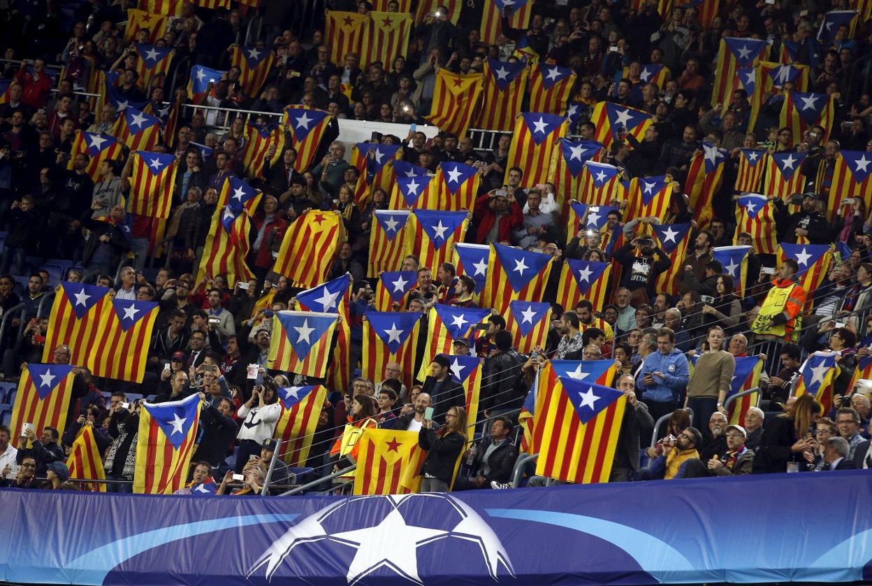 Aficionados en el Camp Nou exhiben esteladas reivindicativas a favor de la independencia. 