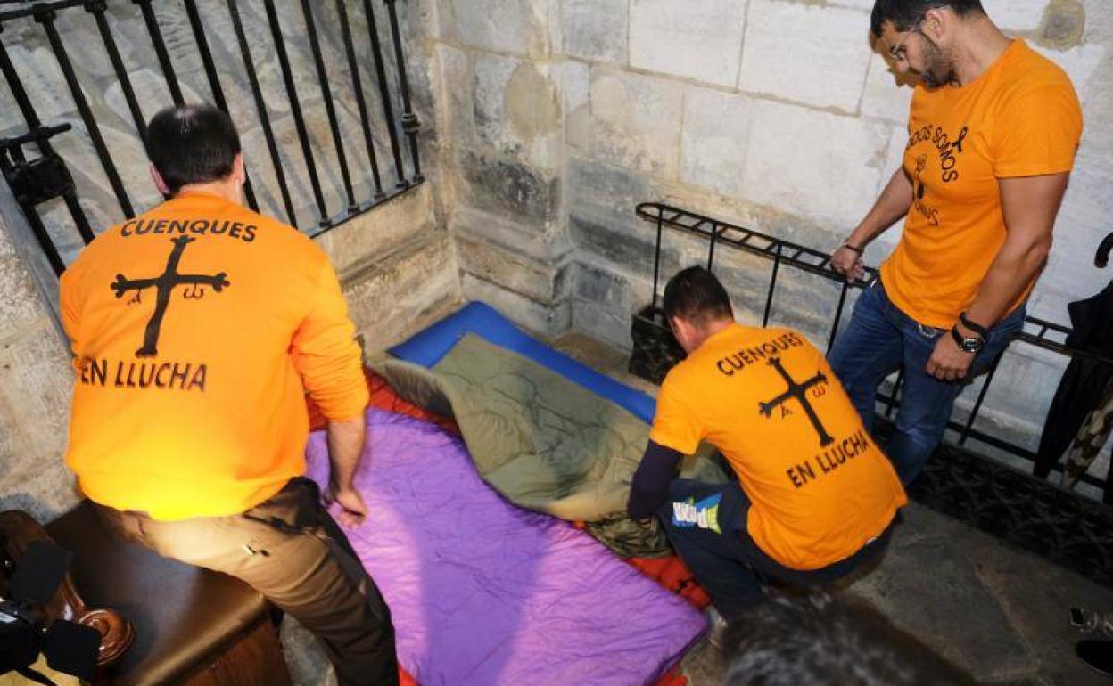 «Aquí seguiremos hasta cuando haga falta», afirman los trabajadores de Vesuvius encerrados en la Catedral