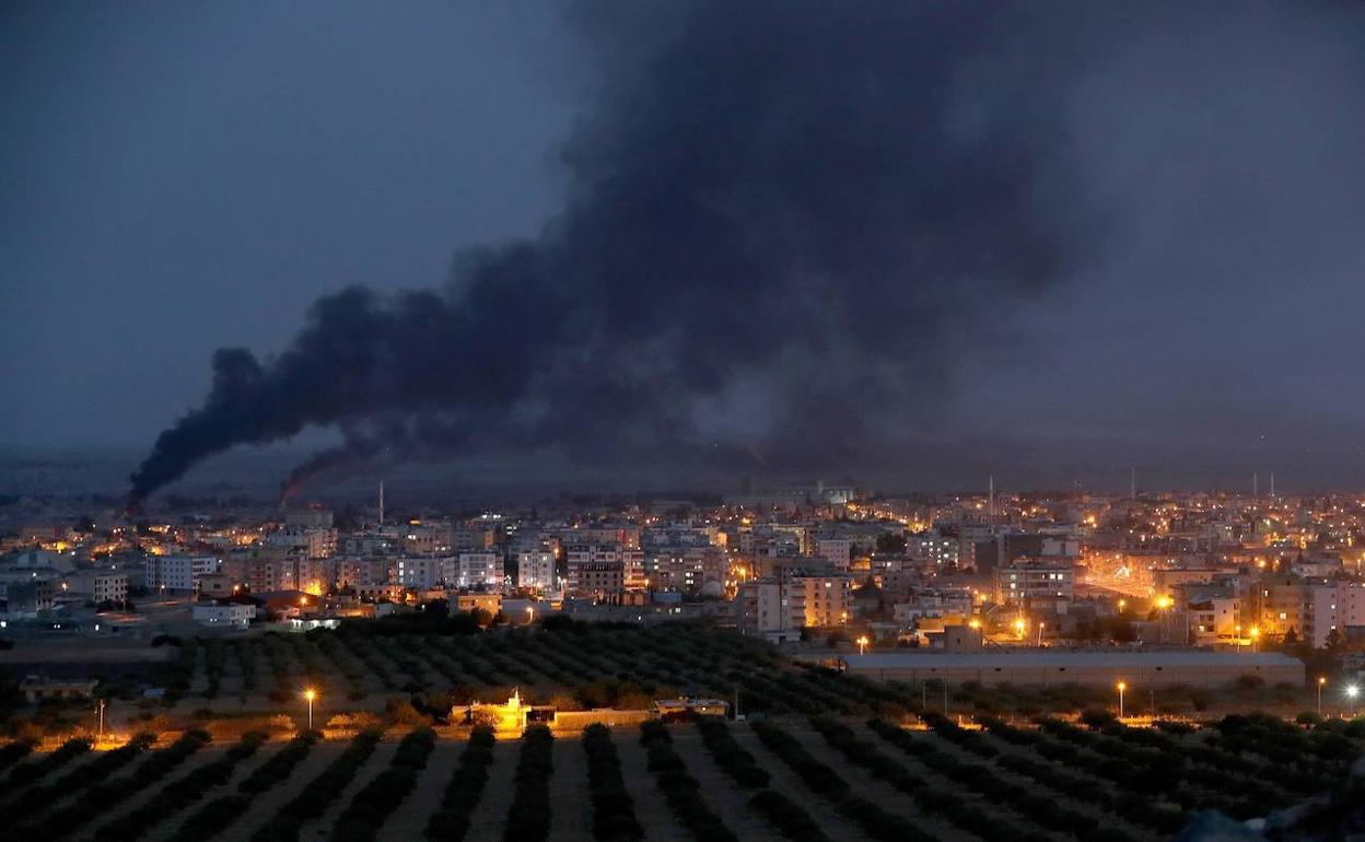 Imagen de la ciudad siria de Ras al-Ein tras el bombardeo de las fuerzas turcas.