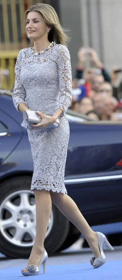 En 2008 Letizia decidió dejar atrás esos primeros looks más abrigados y con chaqueta de sus primeros años como Princesa de Asturias y optó por un outfit únicamente formano por un vestido bordado con guipur, seda e hilos de oro y plata (uno de los tejidos favoritos de Felipe Varela). 