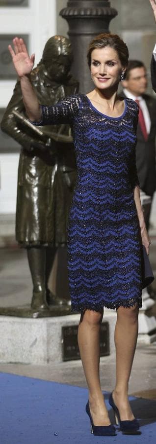 Para sus primeros premios como Reina en 2014, doña Letizia supo estar a la altura con un nuevo diseño de Varela. En esta ocasión triunfó con un vestido tipo lápiz con detalles de encaje negros a contraste sobre un fondo azul.