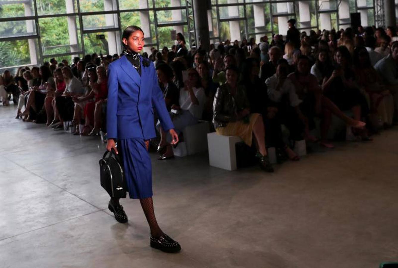 La 48ª semana de la moda de Sao Paulo ha dado el pistoletazo de salida con uno de sus desfiles más reivindicativos, en el que ha triunfado la moda vaquera, las prendas sobrepuestas, la mezcla de lo moderno, lo clásico, sport y lo atrevido. Pero sobre todo, la reivindicación por una moda sostenible y respetuosa con el medio ambiente