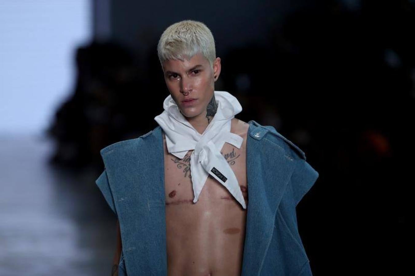 La 48ª semana de la moda de Sao Paulo ha dado el pistoletazo de salida con uno de sus desfiles más reivindicativos, en el que ha triunfado la moda vaquera, las prendas sobrepuestas, la mezcla de lo moderno, lo clásico, sport y lo atrevido. Pero sobre todo, la reivindicación por una moda sostenible y respetuosa con el medio ambiente