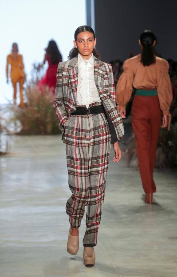 La 48ª semana de la moda de Sao Paulo ha dado el pistoletazo de salida con uno de sus desfiles más reivindicativos, en el que ha triunfado la moda vaquera, las prendas sobrepuestas, la mezcla de lo moderno, lo clásico, sport y lo atrevido. Pero sobre todo, la reivindicación por una moda sostenible y respetuosa con el medio ambiente